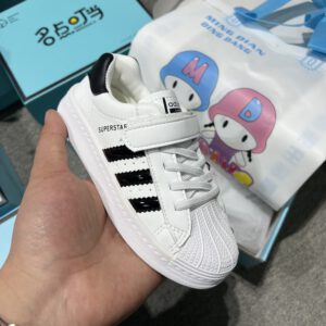 Giày trẻ em màu trắng phù hợp thời trang phong cách lứa tuổi trẻ hiện nay