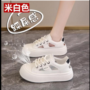 Đôi giày thể thao nữ DARMAR TEMAR đế dày, màu trắng, có dây buộc và chất liệu lưới thoáng khí.