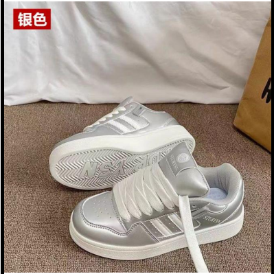 Đôi giày thể thao Adidas màu bạc mẫu mới và đẹp nhất dành cho phụ nữ