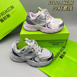 Giày trẻ em phù hợp phong cách thu đông