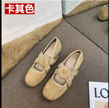 Đôi giày búp bê màu be với dây đeo và bông hoa trang trí mới