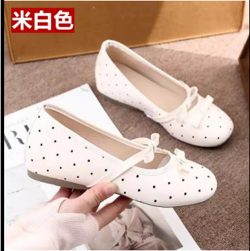 Đôi giày búp bê có họa tiết chấm bi và nơ trang trí mẫu mới nhất