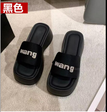 Một đôi dép lê đế xuồng màu đen của Alexander Wang mẫu mới