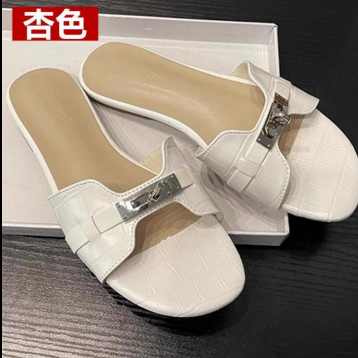 Đôi dép Hermes Giulia màu trắng, được làm từ da bê và có khóa Kelly mạ palladium mẫu mới nhất