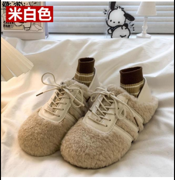 Đôi dép đi trong nhà có thiết kế giống giày thể thao, màu be, với chất liệu lông xù mẫu mới
