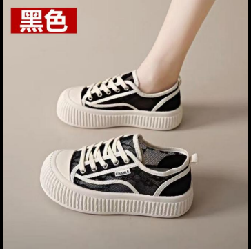 Đôi giày thể thao đế bệt có phần thân trên bằng vải lưới màu đen và đế cao su màu trắng mới nhất