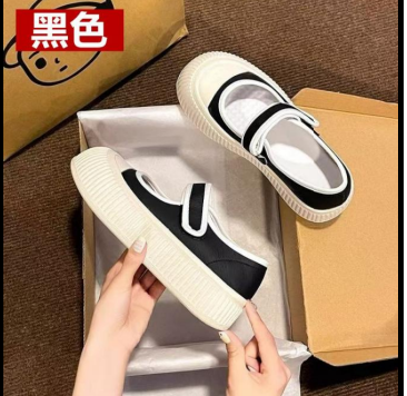 Đôi giày búp bê quai ngang, còn được gọi là giày Mary Jane, có đế dày mẫu mới nhất tại xưởng Kho Hà Nội