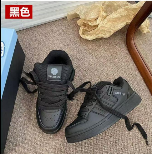 Đôi giày thể thao màu đen mang nhãn hiệu STURYSN màu đen mẫu mới và đẹp nhất dành cho nữ