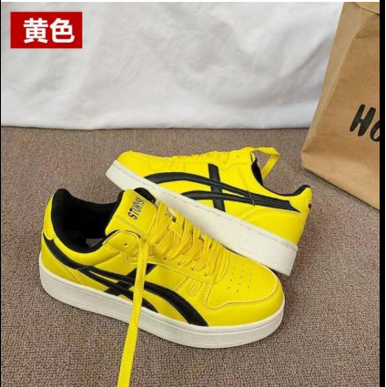 Giày sneaker với thiết kế màu vàng và đen, phong cách trẻ trung và năng động
