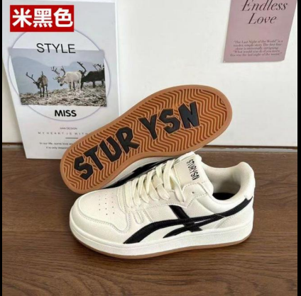 Đôi giày thể thao màu trắng với logo màu đen và chữ "STUR YSN" trên đế mới nhất dành cho nữ