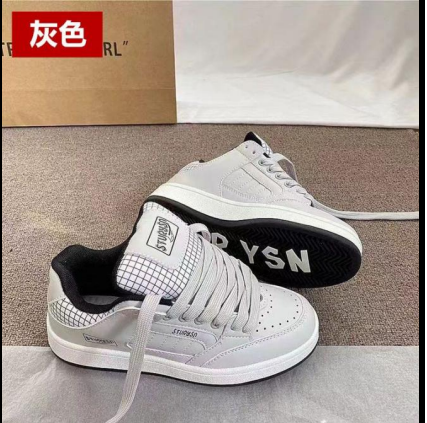 Đôi giày thể thao màu xám, có chữ "STURUS" ở lưỡi giày và "YSN" ở đế giày mẫu mới nhất