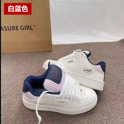 Đôi giày thể thao màu trắng có điểm nhấn màu xanh navy và họa tiết kẻ caro mẫu mới nhất