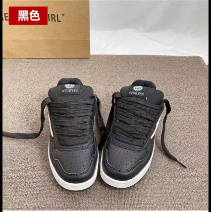 Đôi giày thể thao màu đen với đế trắng. Phần thân giày có các lỗ nhỏ li ti và dây buộc màu đen. Lưỡi giày có logo "STURYEN" mới nhất dành cho phụ nữ