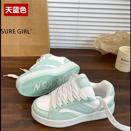 Đôi giày thể thao màu xanh bạc hà với đế ngoài màu trắng có chữ "NS" và "SHOES" mẫu mới đẹp nhất dành cho nữ