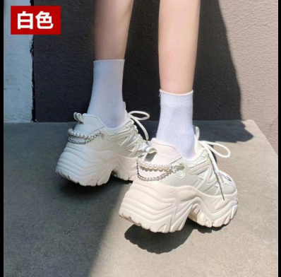 Đôi giày thể thao đế dày màu trắng có thiết kế ngọc trai của thương hiệu W