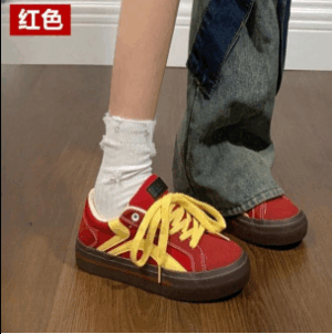 Giày thể thao cổ thấp màu đỏ, có vẻ ngoài giống với một số mẫu giày từ các thương hiệu Junya Watanabe, Puma, hoặc Odd Cirkus mới