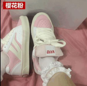 Đôi giày thể thao màu hồng và trắng, có chi tiết khóa dán với chữ "VFFD"