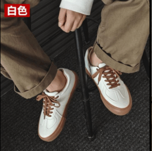 Đôi giày thể thao German Army Trainer (GAT) với phần trên màu trắng và đế cao su màu nâu mẫu mới