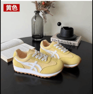 Đôi giày thể thao Onitsuka Tiger Mexico 66 màu trắng kem với sọc đen và đế cao su màu nâu