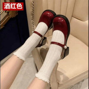 Giày Mary Jane (giày búp bê quai ngang), với phần quai ngang mu bàn chân được cố định bằng khóa cài hoặc cúc bấm