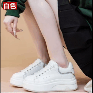 Đôi giày thể thao Alexander McQueen Oversized Sneakers màu trắng với phần đế cao su màu đen