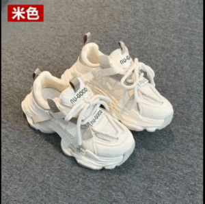 Đôi giày thể thao chunky màu be có dây buộc, với dòng chữ "nu-GOCO" trên lưỡi gà