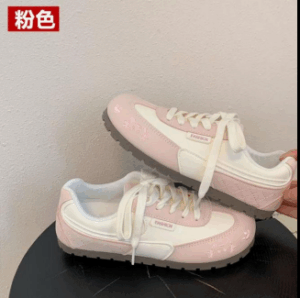 Giày adidas Sambae Hello Kitty màu trắng với đế ngoài bằng cao su màu hồng và họa tiết Hello Kitty thêu trên thân giày mới