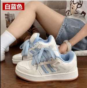 Đôi giày Adidas Forum 84 Low màu trắng với các sọc màu xanh nhạt mới
