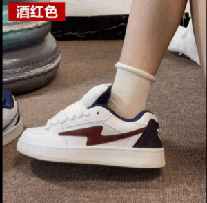 Đôi giày thể thao Super Dragr màu trắng với logo màu đỏ tía mới nhất