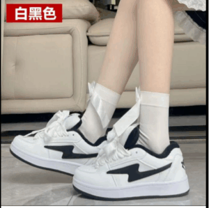 Đôi giày thể thao màu trắng có họa tiết tia chớp màu đen mới nhất