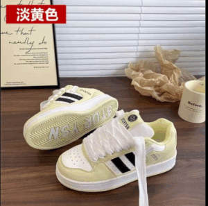 Đôi giày thể thao đế độn màu vàng nhạt với dây giày ruy băng trắng và ba sọc đen mới