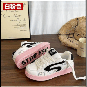 Đôi giày thể thao màu trắng và hồng với hình đám mây và chữ "STUR YS" trên đế giày mới