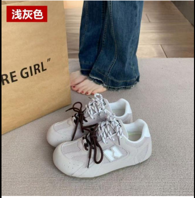 Đôi giày thể thao Miu Miu x New Balance 530 SL màu trắng với dây giày màu nâu và trắng mẫu mới nhất