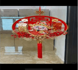 Thần tài Tết treo lắc lư gọi tài lộc, cầu may mắn Thần tài kết hợp cắm hoa mẫu mới