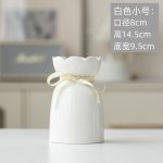 Bình hoa gốm sứ trắng dáng cốc sữa và cánh hoa