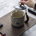 Gạt tàn sứ đỏ dáng trụ có nắp