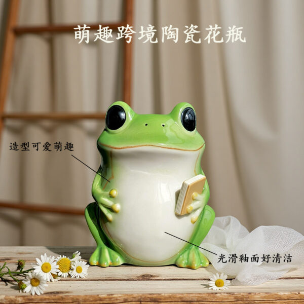 Bình gốm hình chú ếch mắt lớn