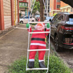 Mô hình ông già Noel leo thang và leo dây