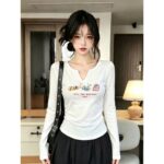 Áo thun nữ tay dài cổ chữ V họa tiết thời trang