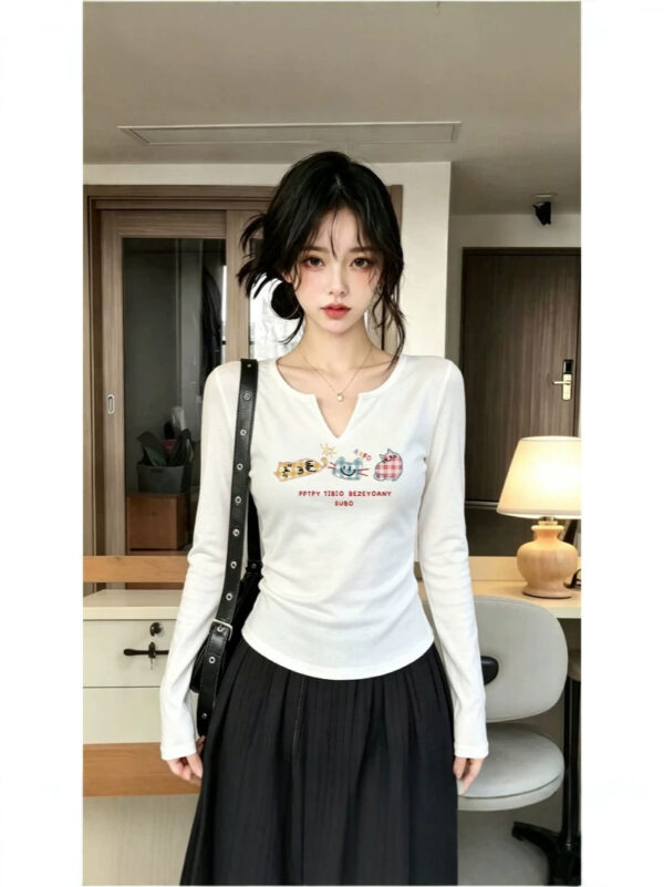 Áo thun nữ tay dài cổ chữ V họa tiết thời trang