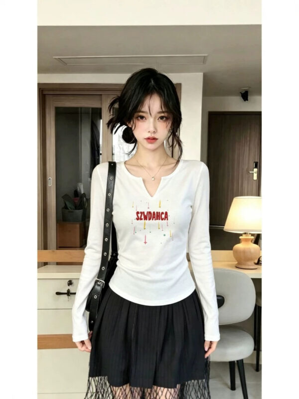 Áo thun nữ tay dài cổ chữ V họa tiết thời trang
