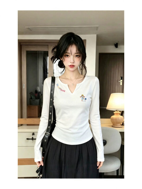 Áo thun nữ tay dài cổ chữ V họa tiết thời trang