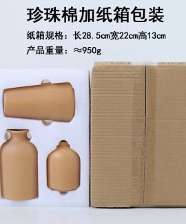 Bình hoa sứ trắng mờ và họa tiết đốm đen