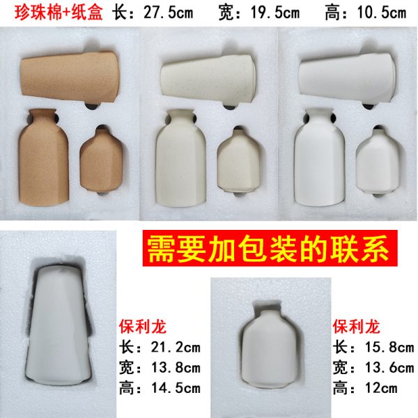 Bình hoa sứ trắng mờ và họa tiết đốm đen