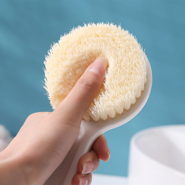 Bàn chải tắm cán dài màu trắng