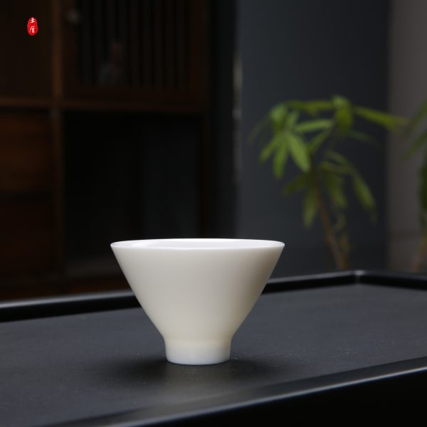 Chén trà sứ trắng Đức Hóa nhiều dáng
