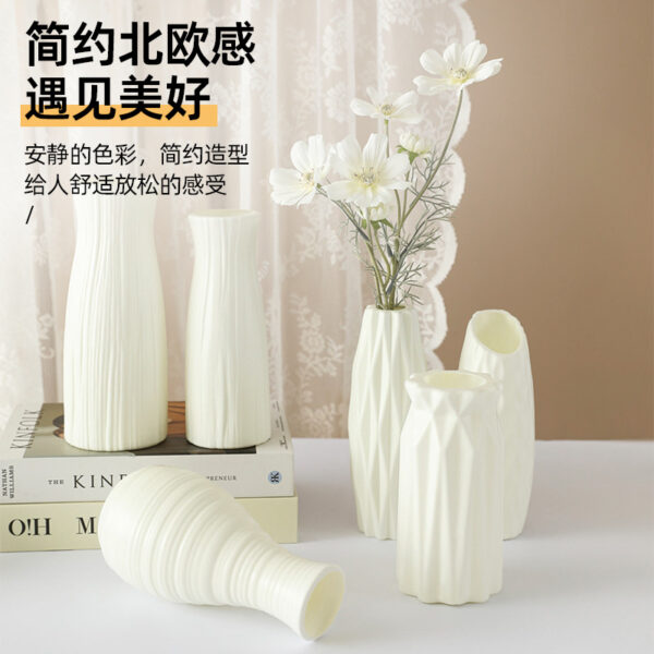 Bình nhựa trang trí để bàn nhiều kiểu dáng