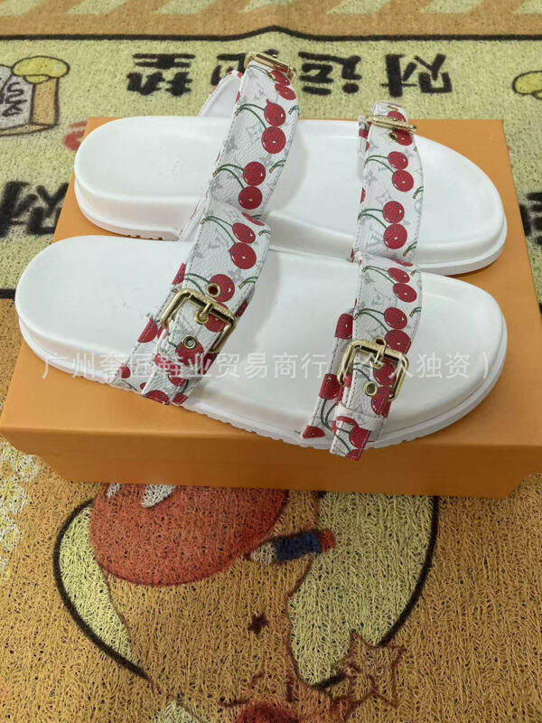 Dép quai ngang họa tiết chữ và khóa kim loại