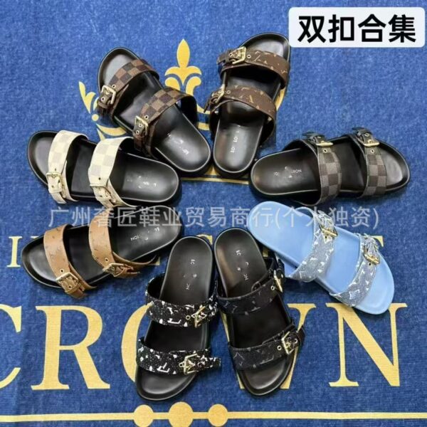 Dép quai ngang họa tiết chữ và khóa kim loại