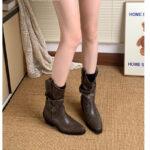 Boots nữ mũi nhọn đế nhăn phong cách Anh